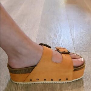 NWOB Intentionally Blank Rust Color Platform Sandal